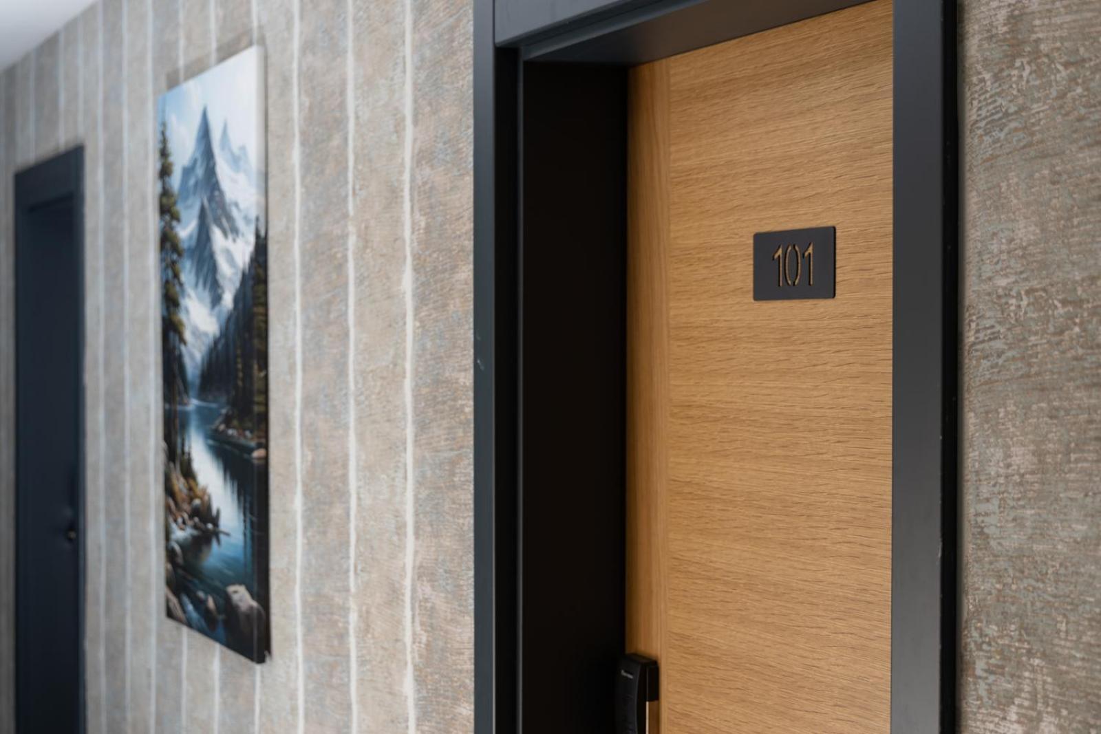 Vetus Hotel Приштина Екстер'єр фото