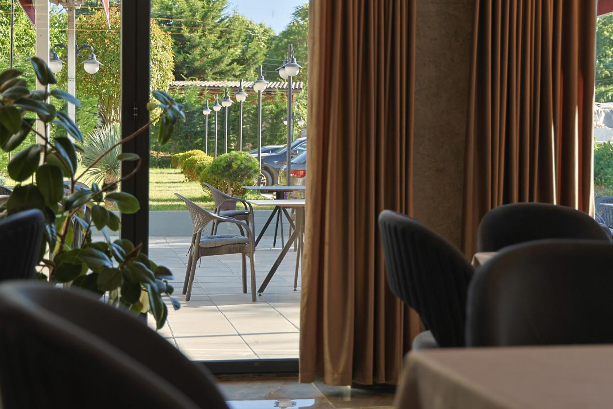 Vetus Hotel Приштина Екстер'єр фото