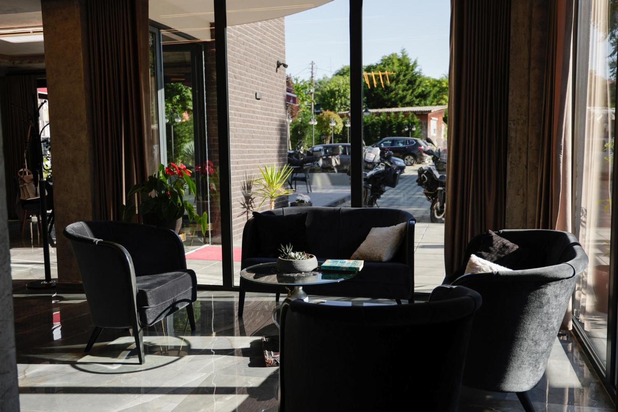 Vetus Hotel Приштина Екстер'єр фото